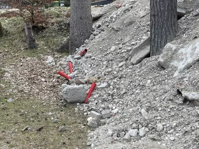 Gmota gradbenih odpadkov je zrasla tik ob idiličnem jezeru Jasna. Foto: bralec