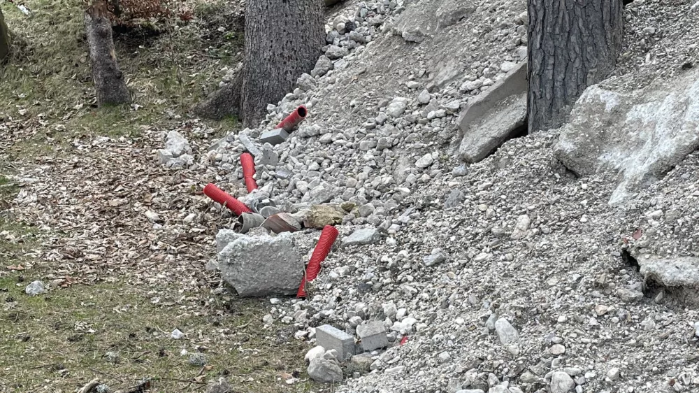 Gmota gradbenih odpadkov je zrasla tik ob idiličnem jezeru Jasna. Foto: bralec