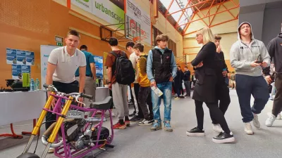 &Scaron;tudent &scaron;kofjelo&scaron;ke vi&scaron;je &scaron;ole za strojni&scaron;tvo Tim Stržinar iz Poljanske doline se je predstavil s svojim inovativnim izdelkom mini moto. Ob pomoči mentorjev podjetja Polycom ga je ustvarjal dve leti. Foto:&nbsp;Tina Jereb