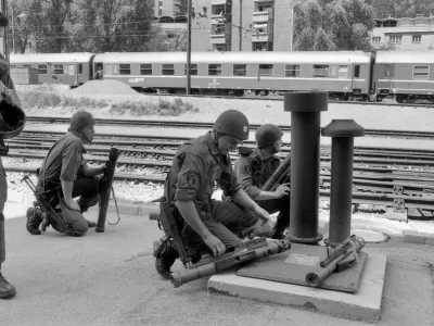 Pripadniki specialne enote milice med napovedjo letalskega napada na železni&scaron;ki postaji na Jesenicah 2. julija 1991. 
