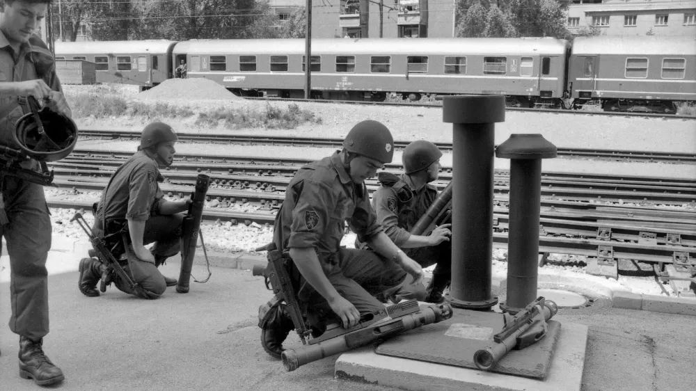 Pripadniki specialne enote milice med napovedjo letalskega napada na železni&scaron;ki postaji na Jesenicah 2. julija 1991. 