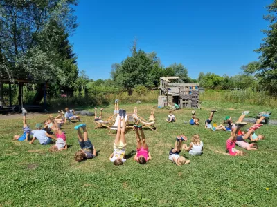 V javnem zavodu Mala Ulica poudarjajo pomen proste igre v naravi in se izogibajo elektronskim napravam. Foto: arhiv Javnega zavoda Mala ulica