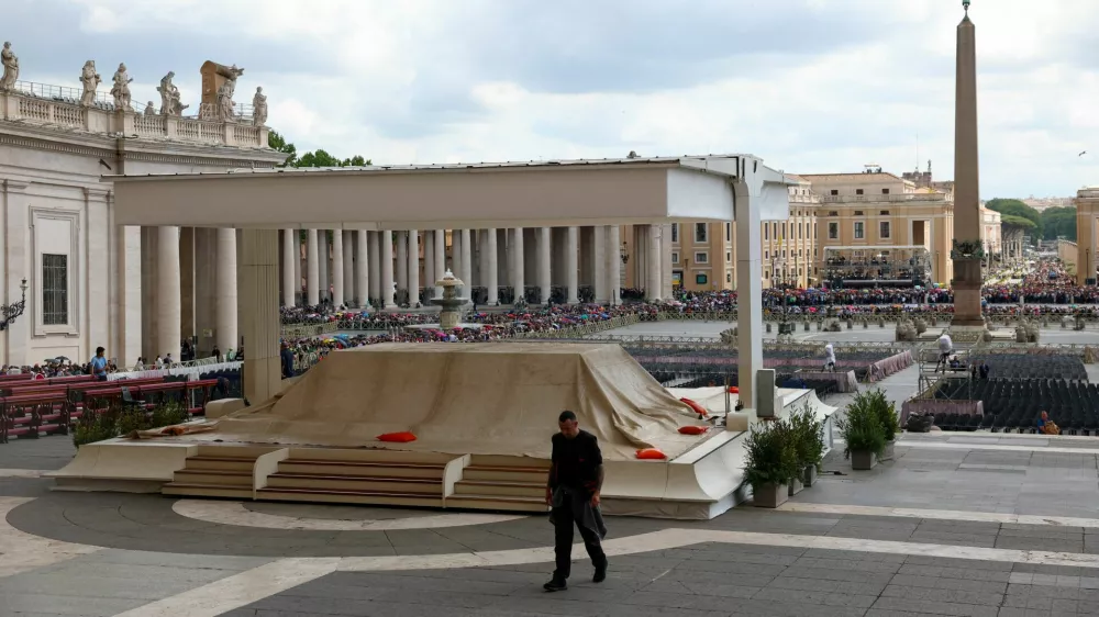 A view shows an area outside St. Peter's Basilica where Pope Francis's coffin is to be laid during his funeral ceremonies, at the Vatican, April 25, 2025. REUTERS/Claudia Greco