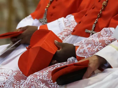 FILE - Cardinals hold the red three-cornered biretta hats before a consistory inside the St. Peter's Basilica at the Vatican, Saturday, Nov. 19, 2016. (AP Photo/Gregorio Borgia, File) / Foto: Gregorio Borgia