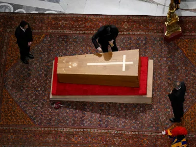 Casket of Pope Francis is being sealed, ahead of his funeral, at St. Peter's Basilica, at the Vatican, April 25, 2025. Vatican Media/Simone Risoluti/Handout via REUTERS  ATTENTION EDITORS - THIS IMAGE WAS PROVIDED BY A THIRD PARTY. / Foto: Simone Risoluti
