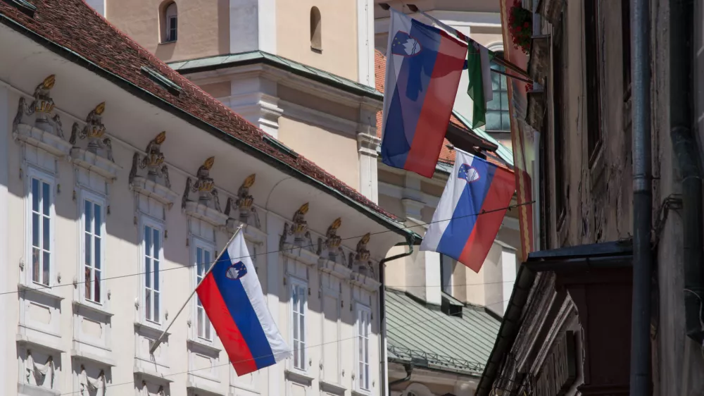 ﻿- 25.06.2015 - Dan državnosti - državni praznik - Slovensko zastavo izobe&scaron;a vse manj ljudi - slovenska zastava .//FOTO: Maja Marko