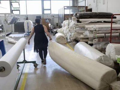 - 10.08.2022 &ndash; Tekstilno podjetje Odeja &Scaron;kofja Loka, proizvodnja pre&scaron;itih tekstilnih izdelkov //FOTO: Jaka Gasar