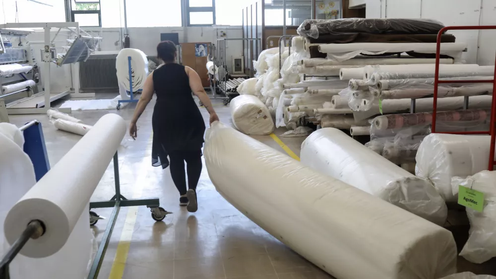 - 10.08.2022 &ndash; Tekstilno podjetje Odeja &Scaron;kofja Loka, proizvodnja pre&scaron;itih tekstilnih izdelkov //FOTO: Jaka Gasar