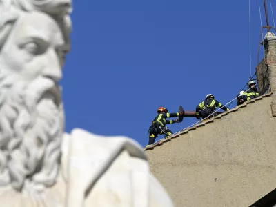 02 May 2025, Italy, Rome: Firefighters fix the chimney on the roof of the Sistine Chapel, where cardinals will gather to elect a new pope, at the Vatican. Photo: Alessia Giuliani/IPA via ZUMA Press/dpa / Foto: Alessia Giuliani