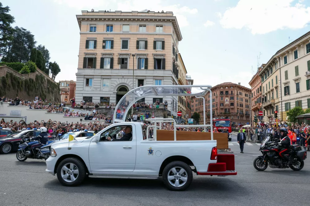 A hearse transfers the coffin of Pope Francis to the Papal Basilica of Saint Mary Major (Santa Maria Maggiore) on the day of his funeral, in Rome, Italy, April 26, 2025. REUTERS/Kevin Coombs
