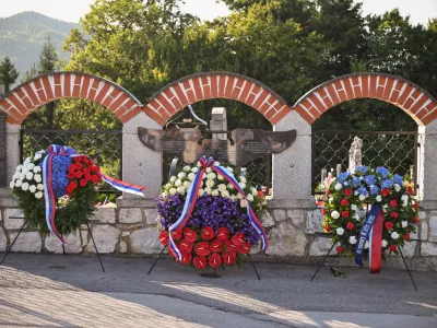 Polzela, Andraz nad Polzelo.Dan slovensko-ameriskega prijateljstva.Tradicionalna slovesnost Dan slovensko-ameriskega prijateljstva ob obletnici strmoglavljenja ameriskega bombnika B-17 pa bo tudi polozil venec k spominski plosci v spomin osmim clanom posadke, ki so ob tem izgubili zivljenje.