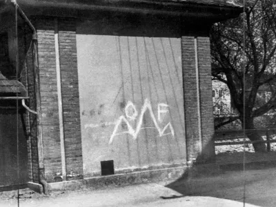 Napis OF v Trnovem v Ljubljani 15. maja 1942 / Foto: Neznani Avtor/muzej Novej&scaron;e In Sodobne Zgodovine Slovenije