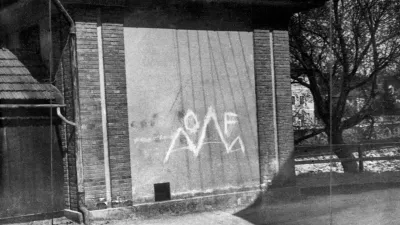 Napis OF v Trnovem v Ljubljani 15. maja 1942 / Foto: Neznani Avtor/muzej Novej&scaron;e In Sodobne Zgodovine Slovenije