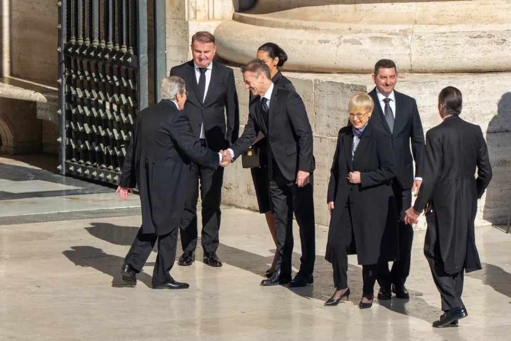 Vatikan.Pogreb papeza Franciska.Iz Slovenije sta se pogreba udelezila predsednica republike Natasa Pirc Musar s soprogom Alesem Musarjem in premier Robert Golob s partnerico Tino Gaber, Slovensko skofovsko konferenco je zastopal njen predsednik in novomeski skof Andrej Saje.