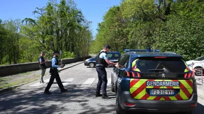 25 April 2025, France, La Grand-Combe: French gendarmes block the access road to a street in La Grand-Combe after a Muslim worshipper was stabbed to death in the local mosque. Photo: Sylvain Thomas/AFP/dpa