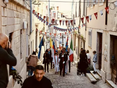 Solinarski praznik se je začel s procesijo od Tartinijevega trga do cerkve sv. Jurija, kjer je potekala tudi ma&scaron;a. Foto: FB/Občina Piran/Daniel &Scaron;kerjanc