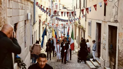 Solinarski praznik se je začel s procesijo od Tartinijevega trga do cerkve sv. Jurija, kjer je potekala tudi ma&scaron;a. Foto: FB/Občina Piran/Daniel &Scaron;kerjanc