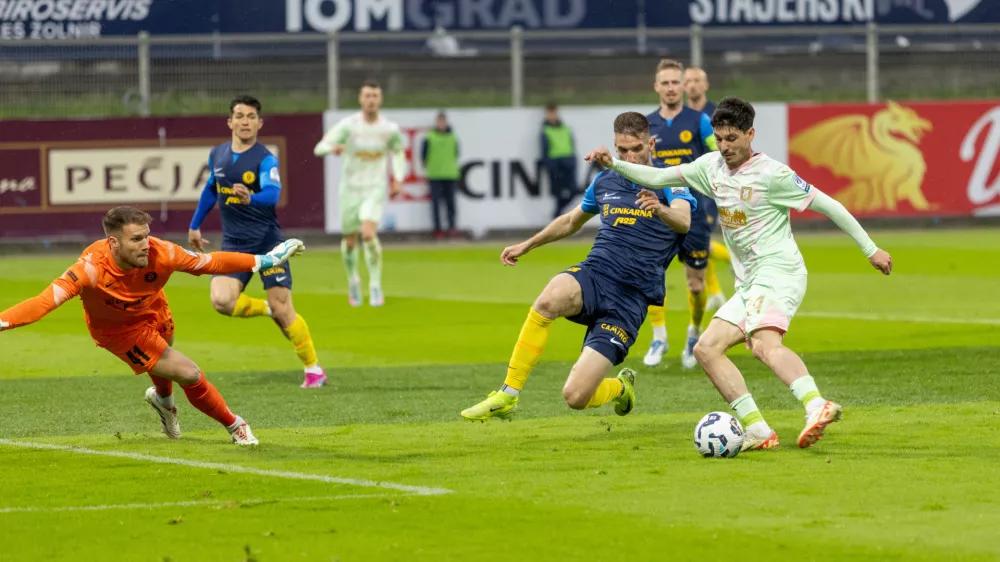 nogomet Celje - Olimpija, Silva (levo), Doffo 