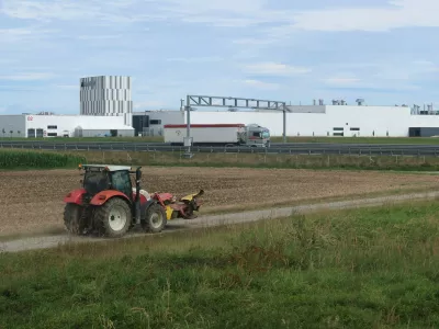 Zaradi gradnje avtocest je država leta 2002 odpravila od&scaron;kodnino za gradnjo na kmetijskih zemlji&scaron;čih. Investitor avtomobilske lakirnice Magna v Hočah jo je pred slabim desetletjem sicer moral plačati, a je bila občutno nižja, kot se napoveduje s spremembo zakonodaje. Foto: Tatjana Pihlar