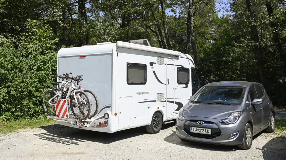 - Večna pot - pe&scaron;čeno parkiri&scaron;če med živalskim vrtom in Biotehni&scaron;ko fakulteto- 09.08.2022 - Prenočevanje avtodomarjev v Ljubljani &ndash; postajali&scaron;če za avtodome (PZA) - avtodom - turisti - //FOTO: Nik Erik Neubauer