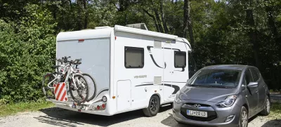 - Večna pot - peščeno parkirišče med živalskim vrtom in Biotehniško fakulteto- 09.08.2022 - Prenočevanje avtodomarjev v Ljubljani – postajališče za avtodome (PZA) - avtodom - turisti - //FOTO: Nik Erik Neubauer