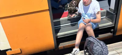 28 April 2025, Spain, Premia de Mar: Julia and her dog Lassie have been waiting for around two hours for their train to continue its journey from Premia de Mar in the province of Barcelona, after a widespread power outage in Spain and Portugal. Photo: Jan-Uwe Ronneburger/dpa