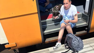 28 April 2025, Spain, Premia de Mar: Julia and her dog Lassie have been waiting for around two hours for their train to continue its journey from Premia de Mar in the province of Barcelona, after a widespread power outage in Spain and Portugal. Photo: Jan-Uwe Ronneburger/dpa