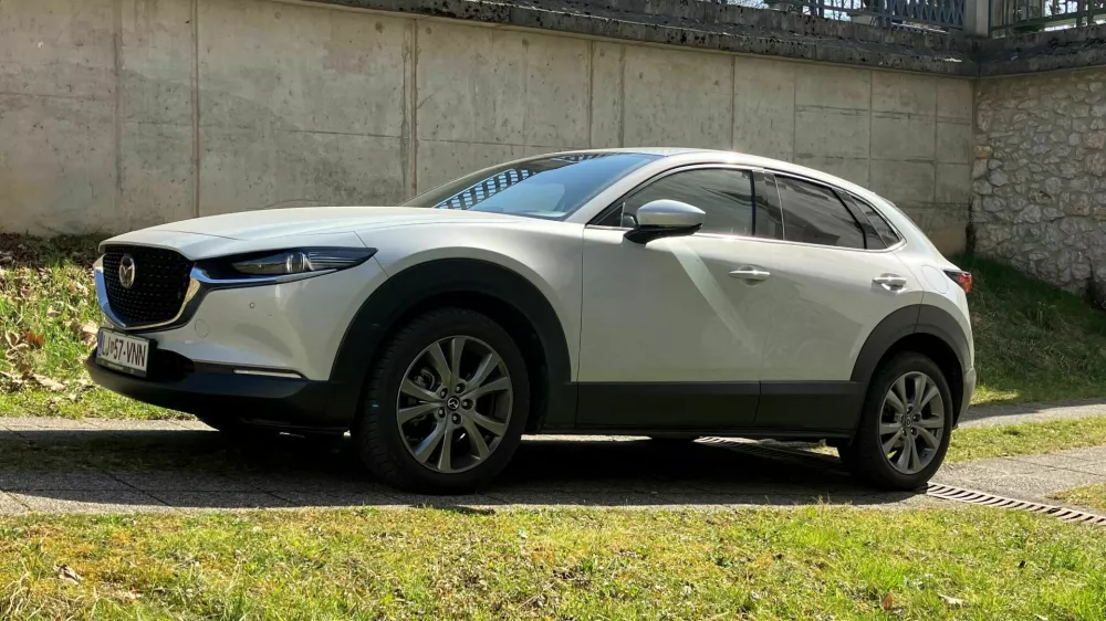 Mazda CX-30 izraževa &scaron;portnost, hkrati pa ne skriva, da je &scaron;portni terenec. Zmogljivosti so zgledne, serijska oprema pa bogata. Foto:&nbsp;Matej &Scaron;takul