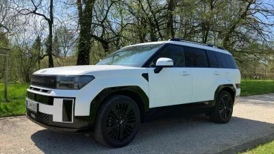 Santa fe je velik &scaron;portni terenec, ki stavi na vozno udobje. Serijska oprema je bogata, voziti ga je mogoče zgolj na elektriko. Zadaj sta name&scaron;čena dva vzdolžno pomična sedeža. V dnu prtljažnika sta &scaron;e peti in &scaron;esti sedež, a je dostop do njiju težaven. Prtljažnik je velik. Foto:&nbsp;Matej &Scaron;takul