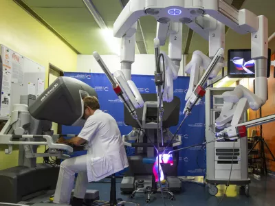 Robotska kirurgija (na fotografiji je oprema v UKC Ljubljana) se bo glede na trenutne napovedi &scaron;irila, podrobnosti prihajajočih nakupov pa &scaron;e niso znane. Foto: Matjaž Ru&scaron;t