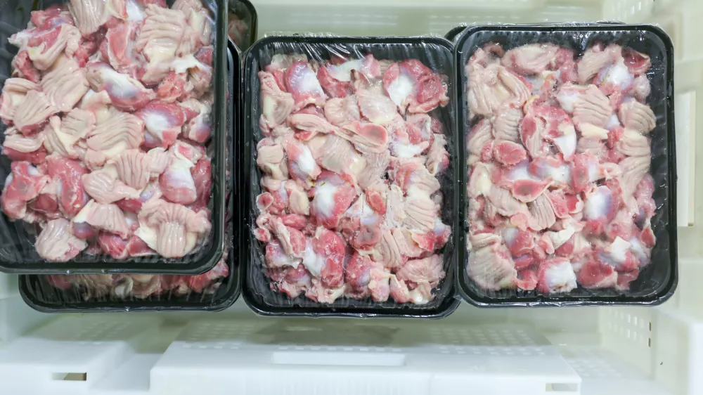 - pi&scaron;čanci - perutnina- - pi&scaron;čančje meso -    - 28.12.2016 - Podjetje Perutninarstvo Panvita, Rakičan - Murska Sobota - proizvodnja perutninskega mesa - mesno-predelovalna industrija - blagovna znamka AVE   //FOTO: Bojan VelikonjaOPOMBA: DNEVNIKOV OBJEKTIV - REPORTAŽA 2017 -