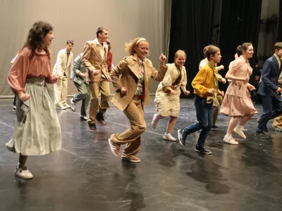 Inkluzivna plesna predstava V hi&scaron;i 3in3 se godi sto stvari, CIRIUS Vipava, ple&scaron;ejo otroci in mladostniki s posebnimi potrebami in profesionalni plesalci. avtorici predstave Katja Bucik in Tja&scaron;a Bucik / Foto: Nata&scaron;a Bucik Ozebek