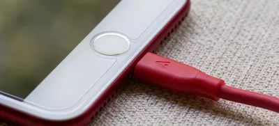 Polnjenje telefona. Simbolična.