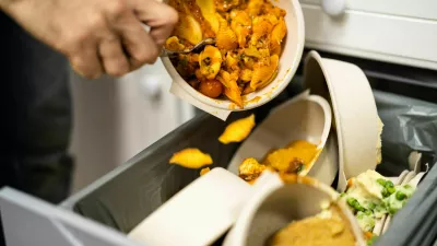 Throwing Away Leftover Food In Trash Or Garbage Dustbin / Foto: Andreypopov