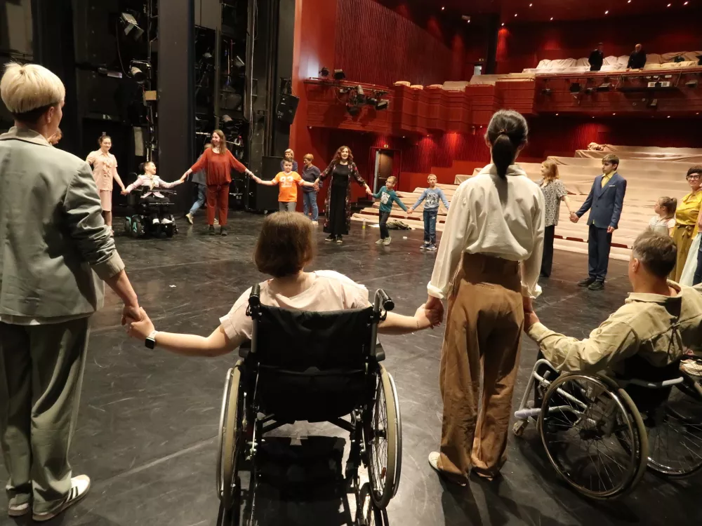 Inkluzivna plesna predstava V hi&scaron;i 3in3 se godi sto stvari, CIRIUS Vipava, ple&scaron;ejo otroci in mladostniki s posebnimi potrebami in profesionalni plesalci. avtorici predstave Katja Bucik in Tja&scaron;a Bucik / Foto: Nata&scaron;a Bucik Ozebek