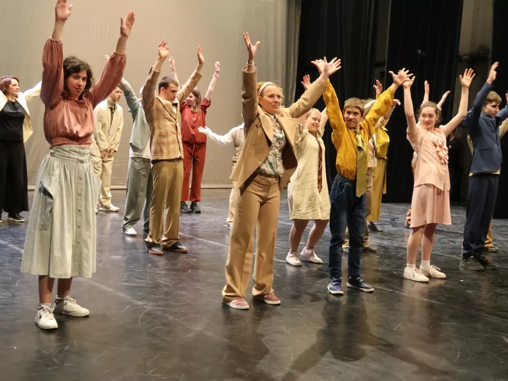 Inkluzivna plesna predstava V hi&scaron;i 3in3 se godi sto stvari, CIRIUS Vipava, ple&scaron;ejo otroci in mladostniki s posebnimi potrebami in profesionalni plesalci. avtorici predstave Katja Bucik in Tja&scaron;a Bucik / Foto: Nata&scaron;a Bucik Ozebek