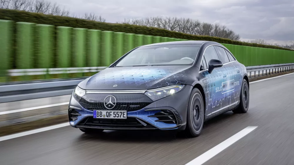 Mercedes-Benz startet Stra&szlig;entests des ersten Fahrzeugs mit Festk&ouml;rperbatterie Mercedes-Benz starts road testing first solid-state-battery vehicle 