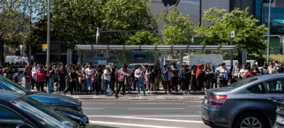 28 April 2025, Spain, Madrid: People wait for the bus in Madrid after the electrical blackout. Power started returning to parts of the Iberian peninsula late on Monday after a huge outage brought most of Spain and Portugal to a standstill, grounding planes, halting public transport, and forcing hospitals to suspend routine operations. Photo: Matias Chiofalo/EUROPA PRESS/dpa