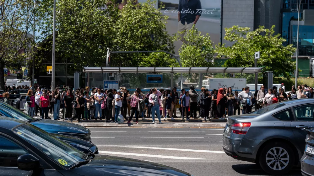 28 April 2025, Spain, Madrid: People wait for the bus in Madrid after the electrical blackout. Power started returning to parts of the Iberian peninsula late on Monday after a huge outage brought most of Spain and Portugal to a standstill, grounding planes, halting public transport, and forcing hospitals to suspend routine operations. Photo: Matias Chiofalo/EUROPA PRESS/dpa