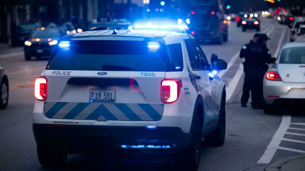 2K7KN3M Chicago, Illinois, USA - March 29, 2022: Chicago Police Department officers respond to the scene of an incident.Foto: Reuters/Alamy