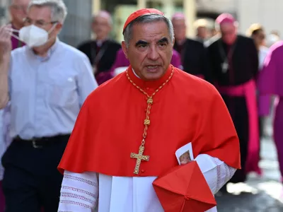 FILED - 27 August 2022, Vatican, Vatican City: Cardinal Giovanni Angelo Becciu arrives to attend a consistory in St. Peter's Basilica. Disgraced Cardinal Angelo Becciu has backed down in the dispute over his participation in the conclave, the secret meeting that will elect the next pope. Photo: Johannes Neudecker/dpa