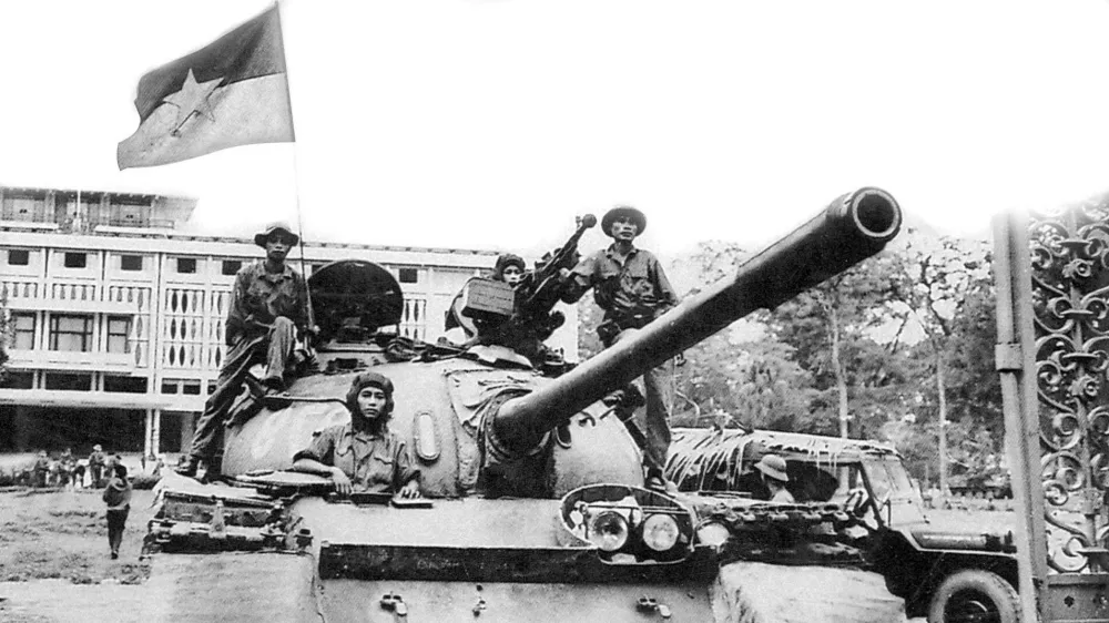 RECORD DATE NOT STATED Vietnam: Tank of the North Vietnamese Army flying the NLF flag at the Presidential Palace now Reunification Palace, Saigon, April 1975 The Fall of Saigon was the capture / liberation of Saigon, the capital of South Vietnam, by the People s Army of Vietnam and the National Liberation Front on April 30, 1975. The event marked the end of the Vietnam War and the start of a transition period leading to the formal reunification of Vietnam under communist rule.br/br/ North Vietnamese forces under the command of the Senior General Văn Ti?n D? ng began their final attack on Saigon, which was commanded by General Nguyen Van Toan on April 29, with a heavy artillery bombardment.br/br/ By the afternoon of the next day, North Vietnamese tro Copyright: xxPicturesxFromxHistoryxNo Use Switzerland. No Use Germany. No Use Japan. No Use Austria