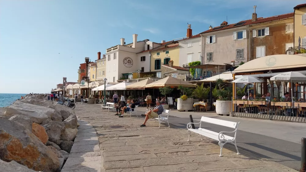 V začetku tega tedna so domačini v Piranu &scaron;e lahko uživali v spokojnosti starega mesta, ki ga bodo čez prvomajske praznike znova preplavili turisti. F Vesna Levičnik