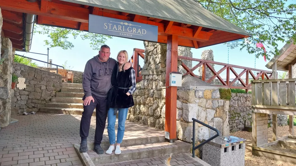 Miha Bric in Julia Slapnik verjameta, da ima Stari grad dobro zgodbo in da je magnet tudi za goste. F Vesna Levičnik