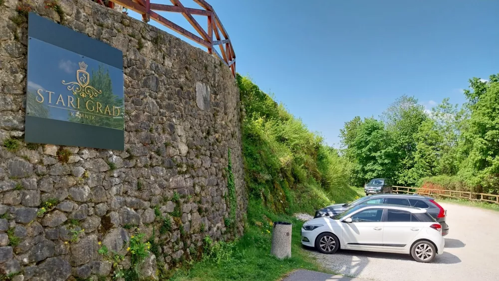 Pod gostilno je tudi urejeno parkiri&scaron;če, vseeno pa goste nagovarjajo, da do ru&scaron;evin gradu pridejo iz doline pe&scaron;. 