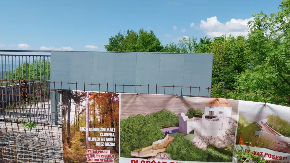  občinskega prostorskega načrta (OPN), s čimer je omogočila tudi legalizacijo razgledne plo&scaron;čadi na Starem gradu nad Kamnikom, investitor na upravno enoto &scaron;e ni vložil zahteve za pridobitev gradbenega dovoljenja. 