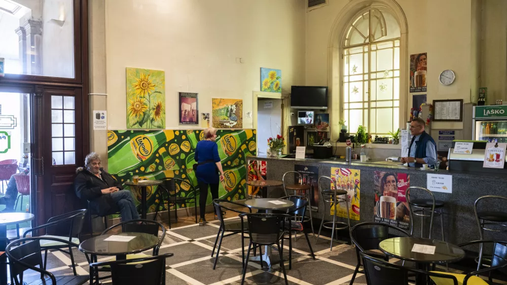 Z gradnjo nove železni&scaron;ke postaje bodo v kratkem zaprli Podhod bar v avli. Lokal, ki je sicer z drugo podobo in vzdu&scaron;jem bil v sedanjem času nekak&scaron;en odmev, če ne vsaj fizično obeležje nekdanjega dogajanja. Foto: Nik Erik Neubauer