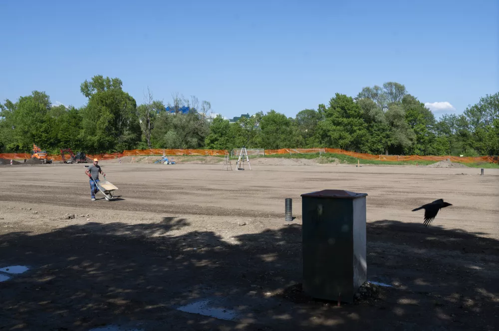 28.4.2025 Gradnja nogometnih igri&scaron;č, &Scaron;tepanjsko naselje, &Scaron;port Ljubljana, &Scaron;portni Park Golovec &ndash;ureditev povr&scaron;in nogometnih igri&scaron;čFOTO: Nik Erik Neubauer