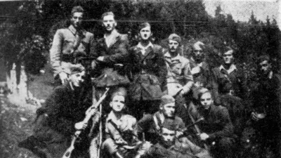 Komandanti in komisarji Vojkove brigade. Fotografijo tukaj objavljamo kot spomin na tipično slovensko brigado. / Foto: Avtor Neznan