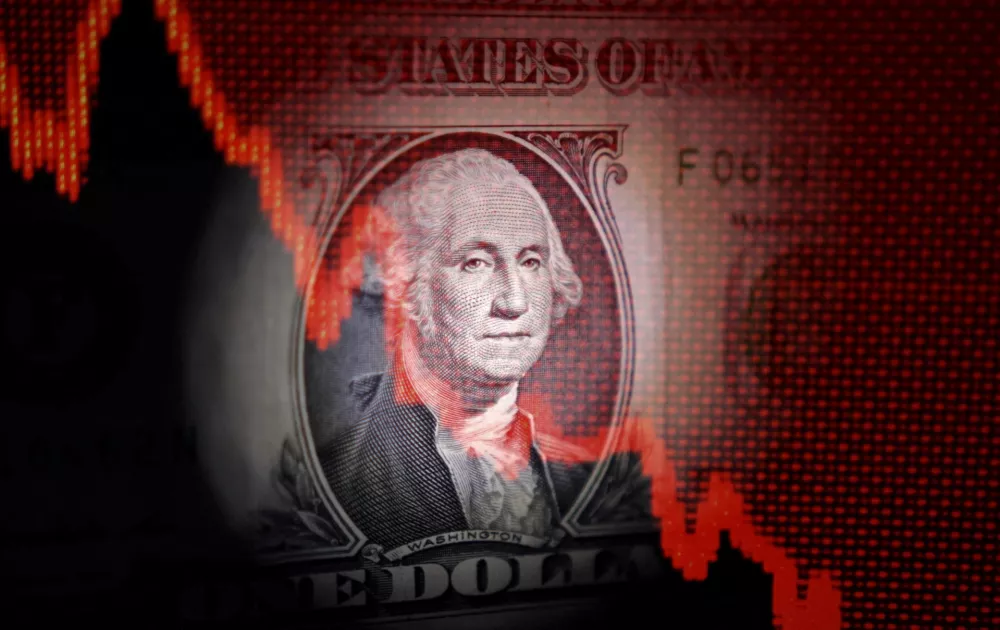 Trump naj bi si zdaj želel predvsem znižati tečaj dolarja, kar bi olaj&scaron;alo ameri&scaron;ki izvoz in znižalo trgovinski primanjkljaj, hkrati pa bi rad, da dolar ostane svetovna rezervna valuta. / Foto: Reuters